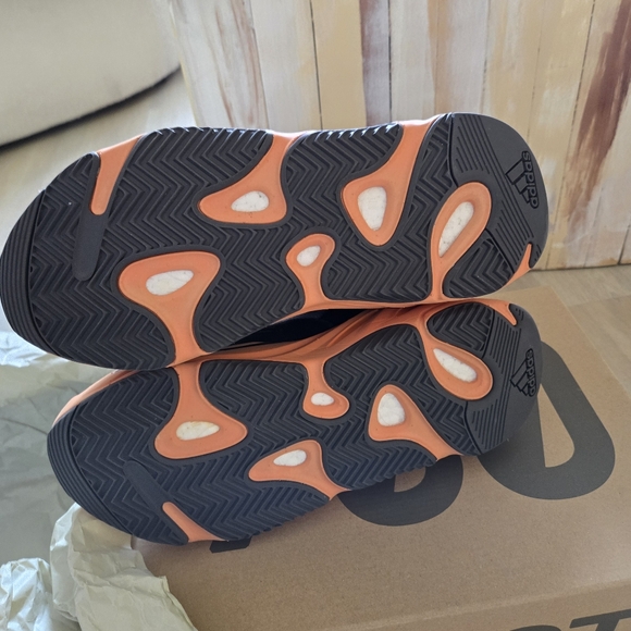 Brand new Yeezy 700 washed orange us size 9.5 - Picture 10 of 13